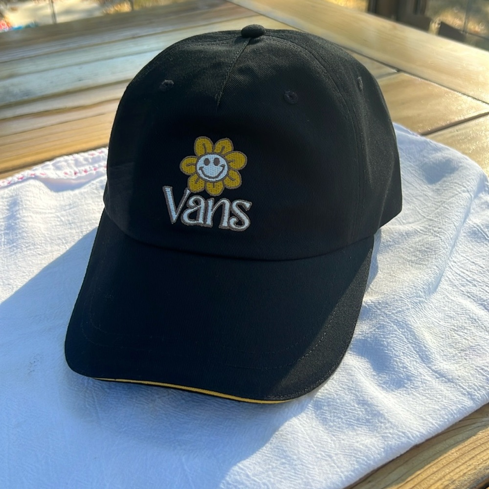 Vans Off the Wall Women’s Sunflower Black Logo Dad Hat NWOT. No Callouts